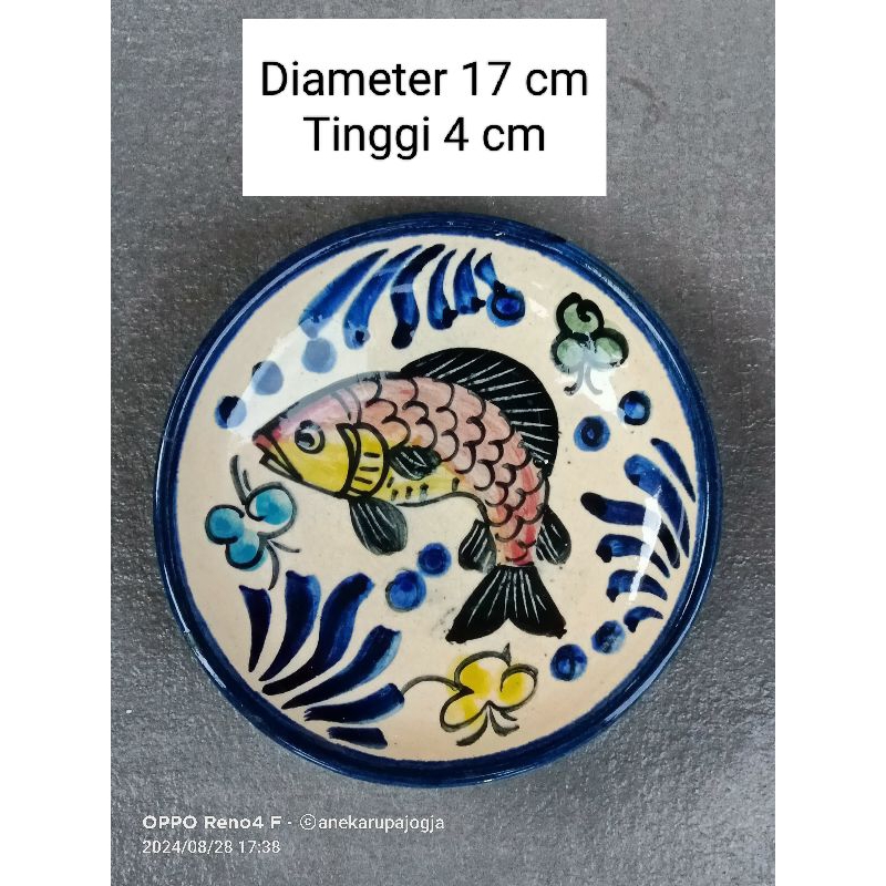 piring keramik lukis gambar ikan di buat seperti antik kuno untuk dekorasi hiasan dinding