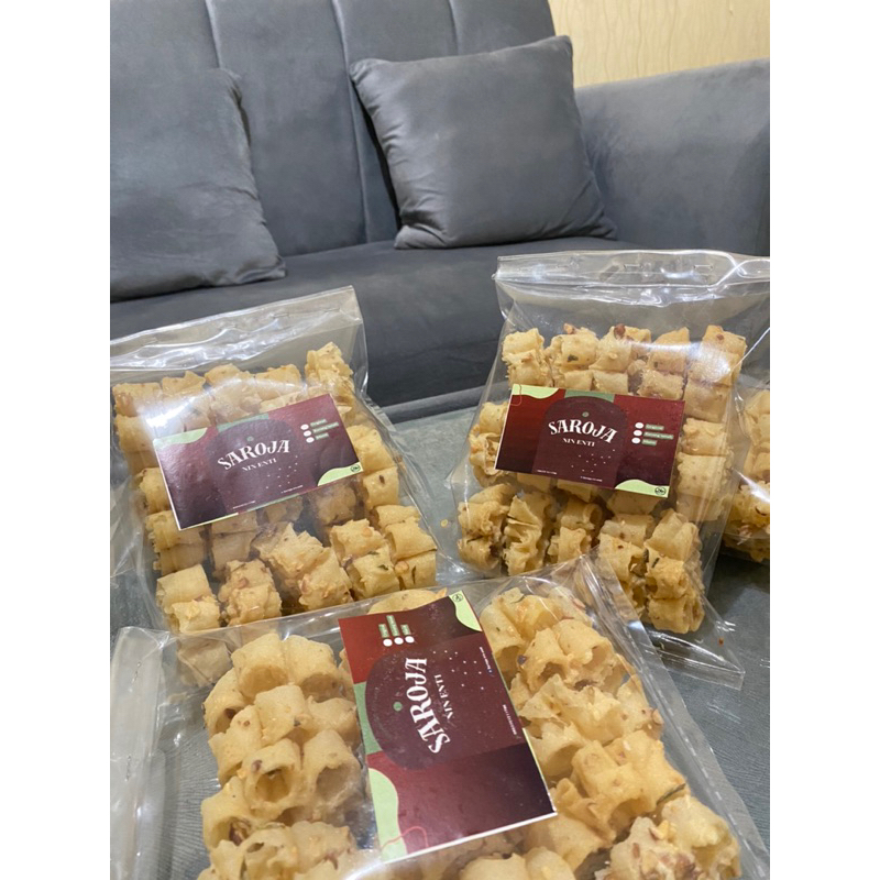 

CEMILAN MAKANAN RINGAN SAROJA NIN ENTI / OLEH OLEH BANDUNG
