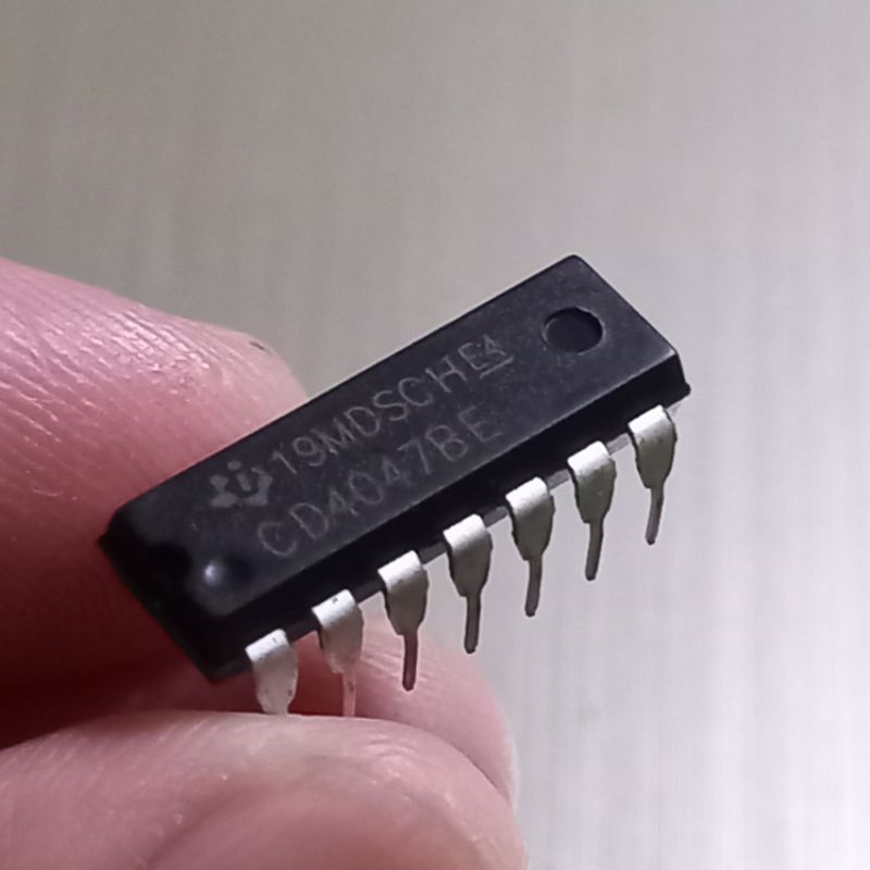 KR04392 HCF CD 4047 Monostable/ Astable Multivibrator