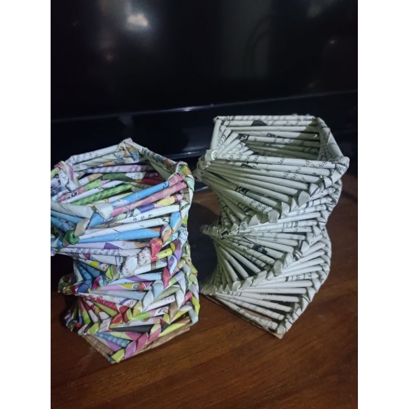 Kerajinan tangan tempat pensil dari kertas koran/lintingan koran