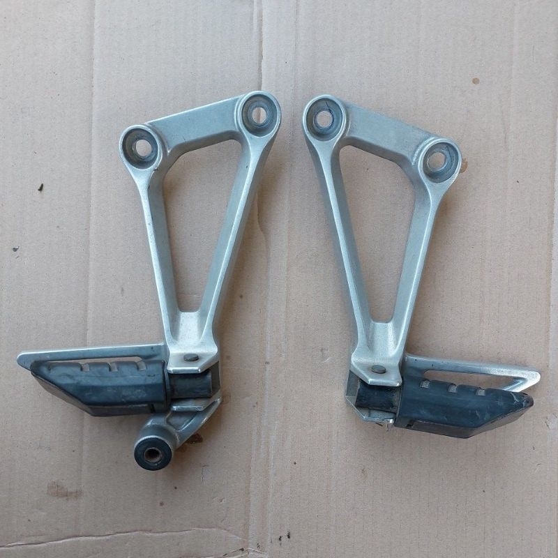 footstep postep step belakang set kanan/kiri HONDA CBR 250R CBU THAILAND original KYJ