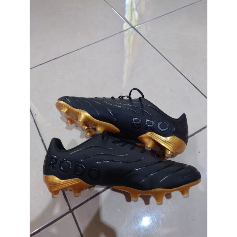 Sepatu bola Brodo hitam