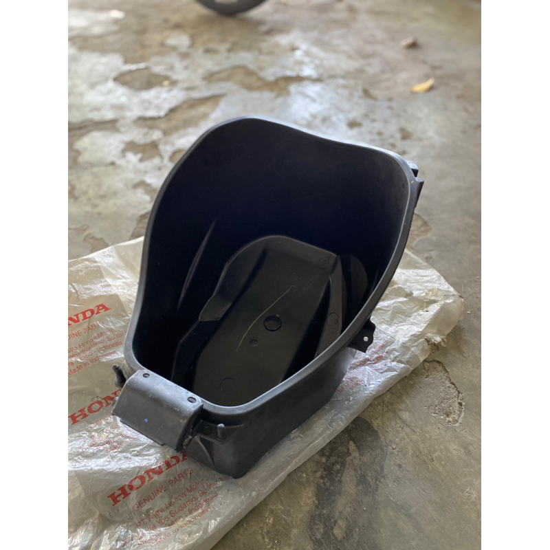 8125A-K16-A00  box bagasi scoopy f1 2013-2016 ori honda ahm asli honda 8125ak16a00