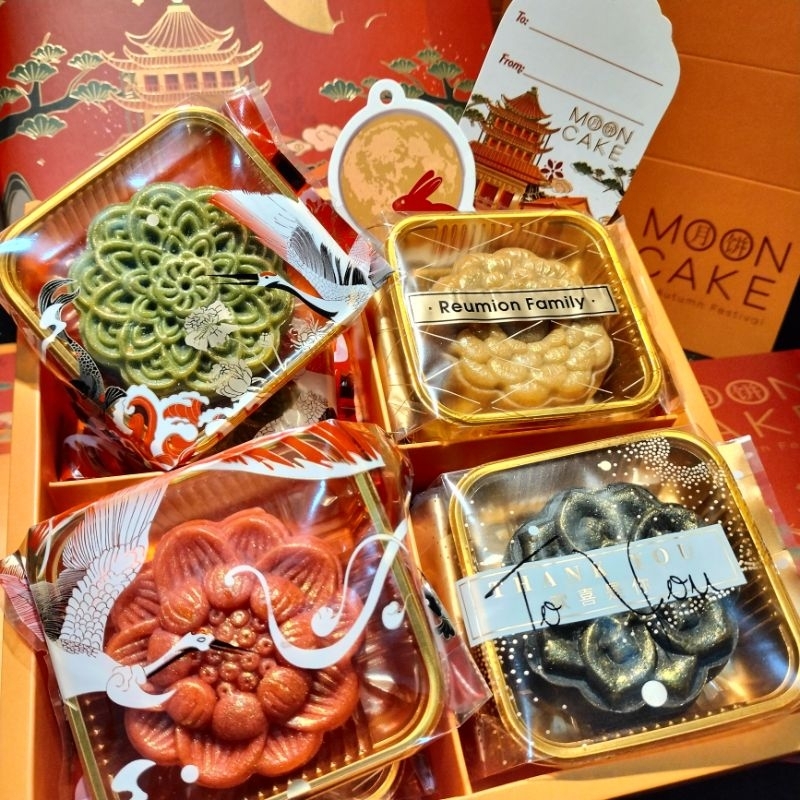 

Mooncake gold premium bolubakerybali mooncake enak mooncake tradisional