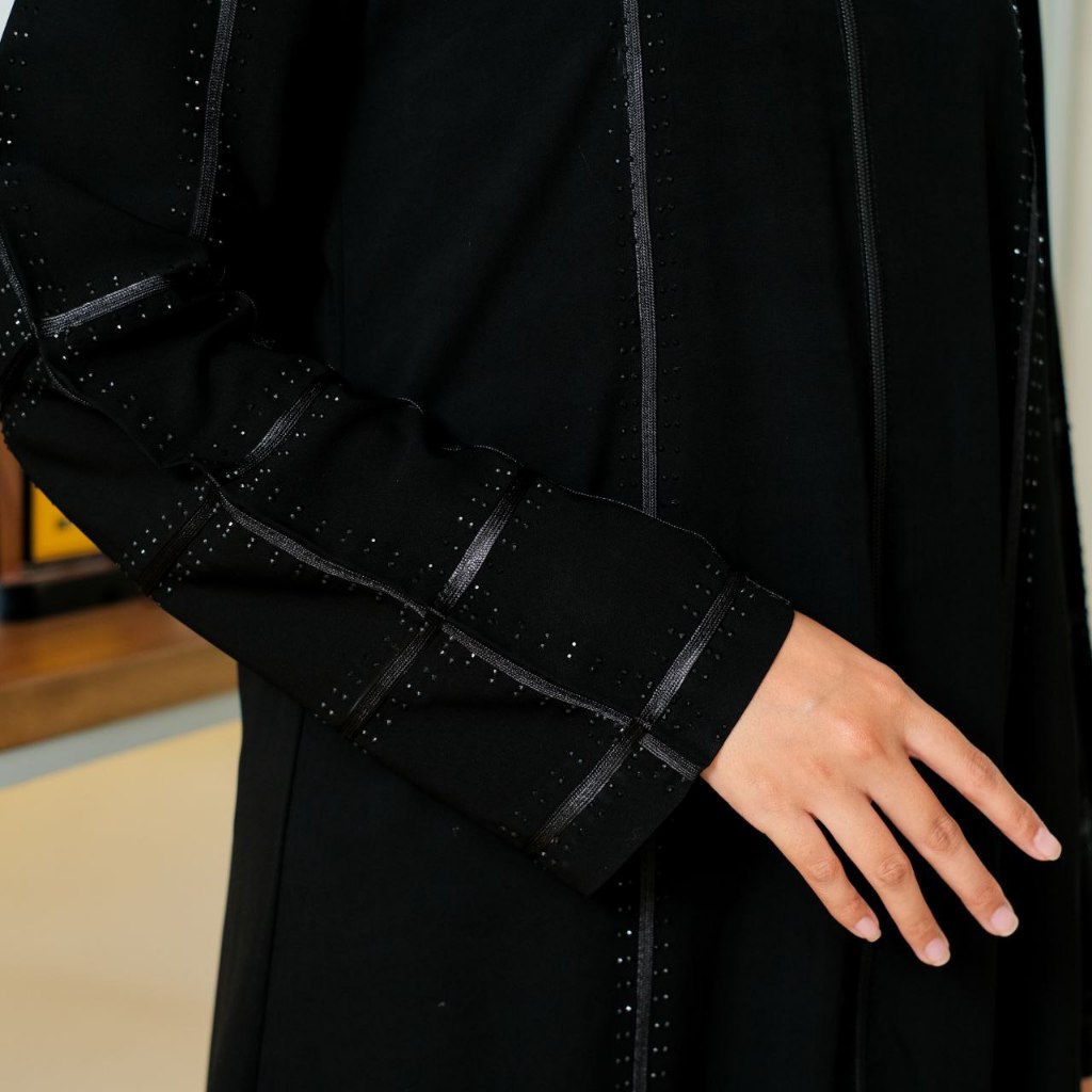 Abaya Elegan Hitam Simple Modis