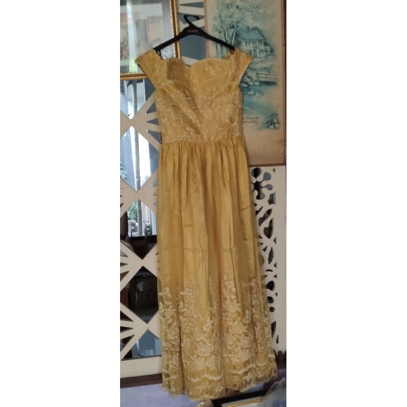 Baju pesta bekas pakai untuk wanita