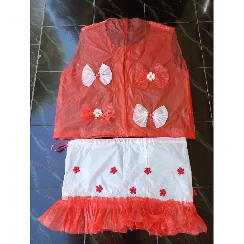 kostum karnaval fashion show dari plastik daur ulang merah putih
