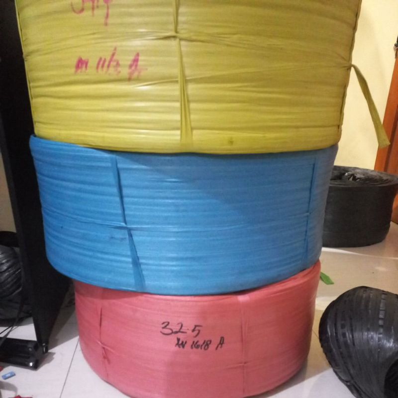 

Rafia Roll besar kiloan Warna Kuning Biru Merah Hitam Hijau per Kg 1kg