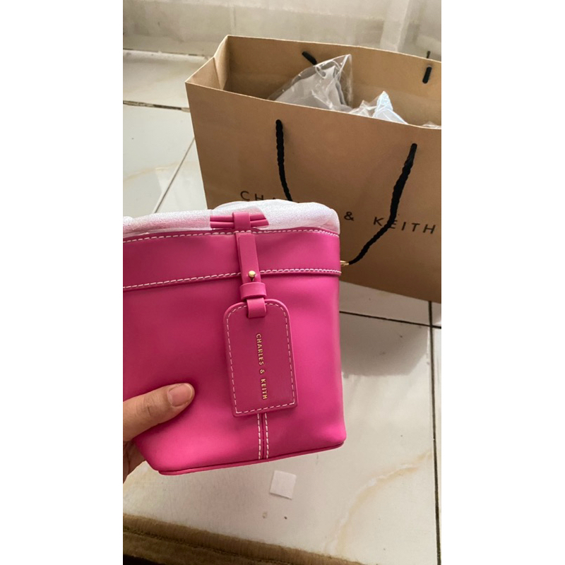 CK CORDELE BUCKET BAG FUCHSIA
