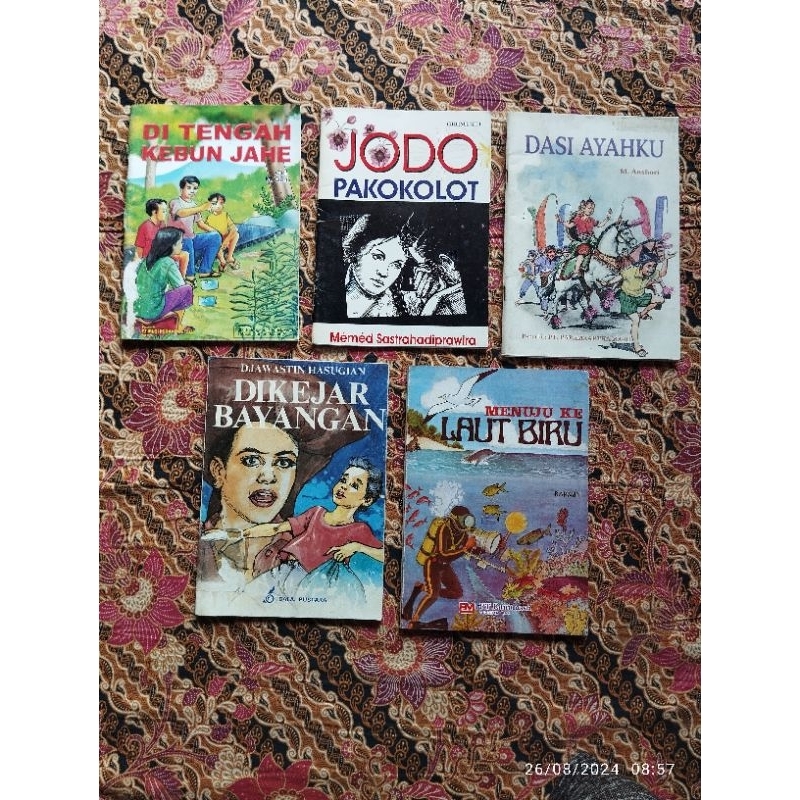 Buku Cerita Sastra, DI TENGAH KEBUN JAHE, JODO PAKOKOLOT, DASI AYAHKU, DIKEJAR BAYANGAN, MENUJU KE L