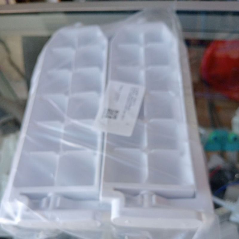 ICE CUBE MAKER (PEMBUAT CETAKAN ES BATU) KULKAS 2 PINTU SHARP ASLI