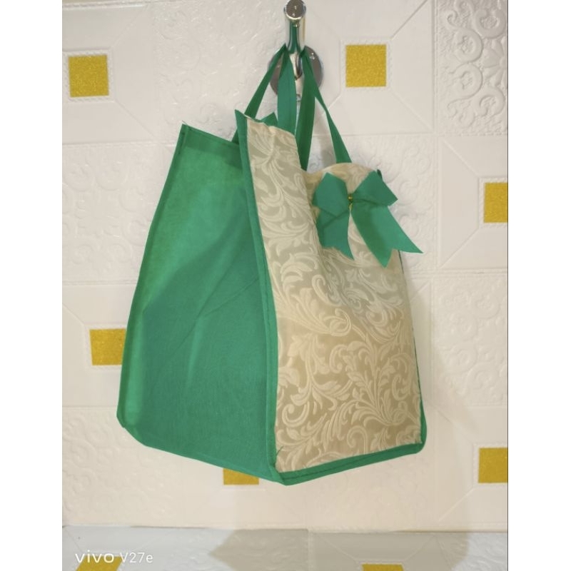 

TAS HAJATAN PITA EMBOS CREAM HIJAU Ukuran 22 x 22.TAS KOTAK NASI/TAS SPUNBOND/GOODIE BAG/TAS KUE/TAS PESTA/TAS PARSEL/TAS SOUVENIR