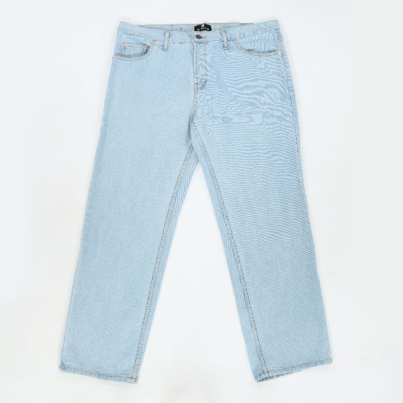 Celana Jeans Standar Baggy Warna Biru Muda Standard Baggy Jeans Pants in Light Blue