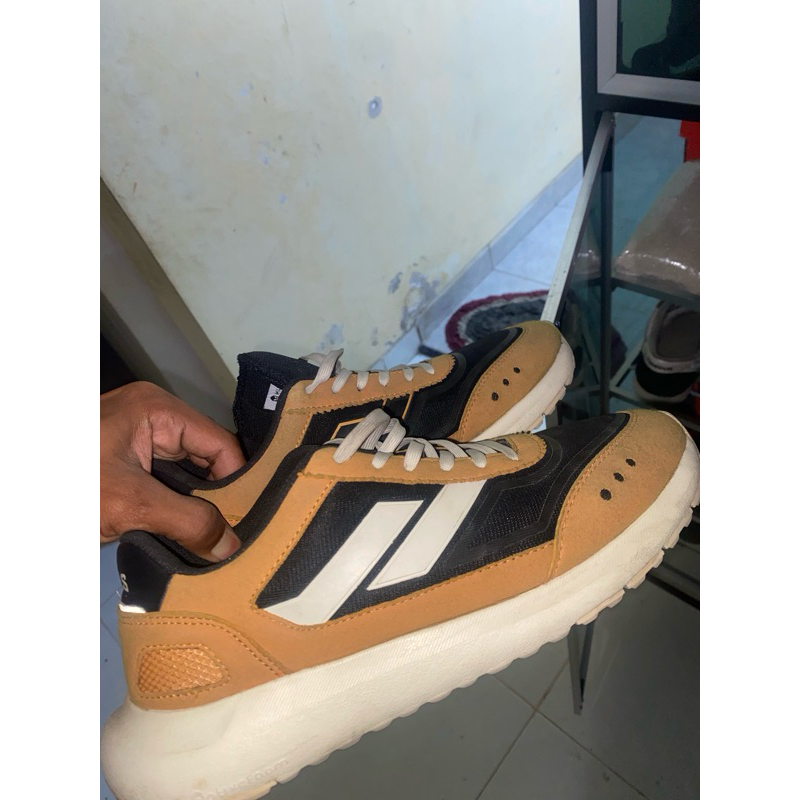 SEPATU MILLS ULTRAS CLASICA