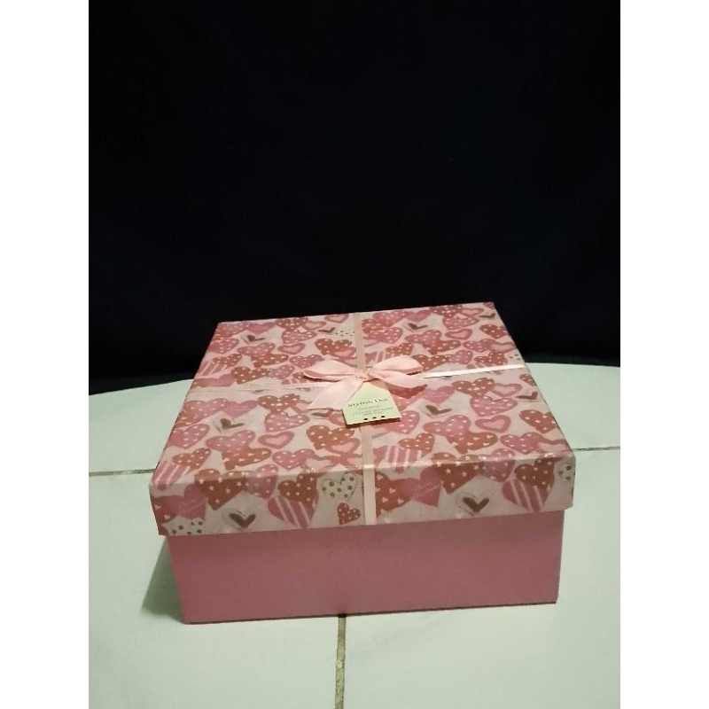 

Box Kado Ulang Tahun Pita Pink Preloved