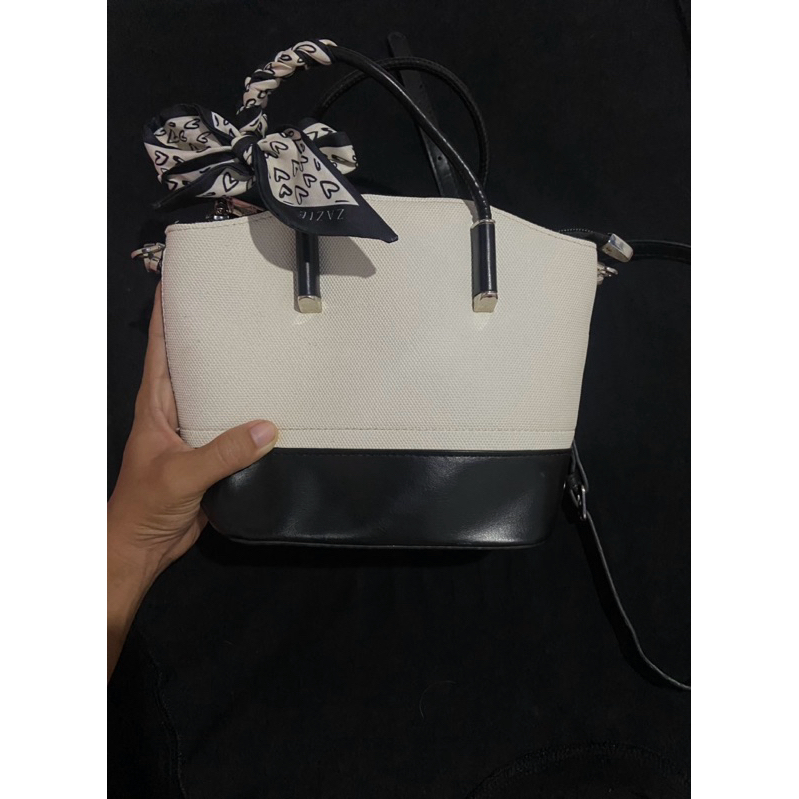 Tas wanita hitam putih