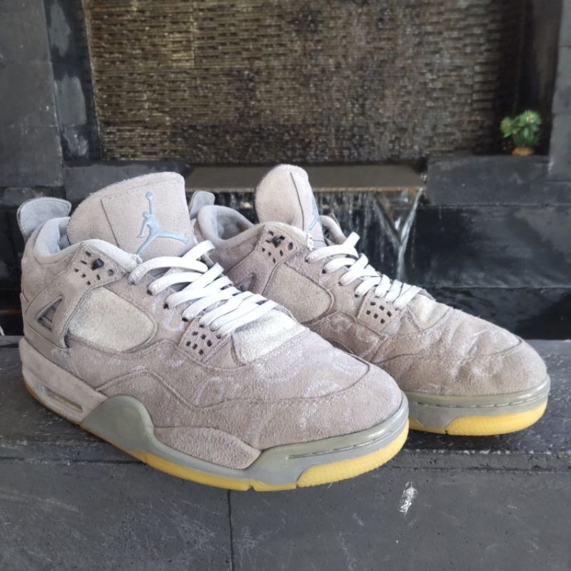 Jordan Retro 4 KAWS grey