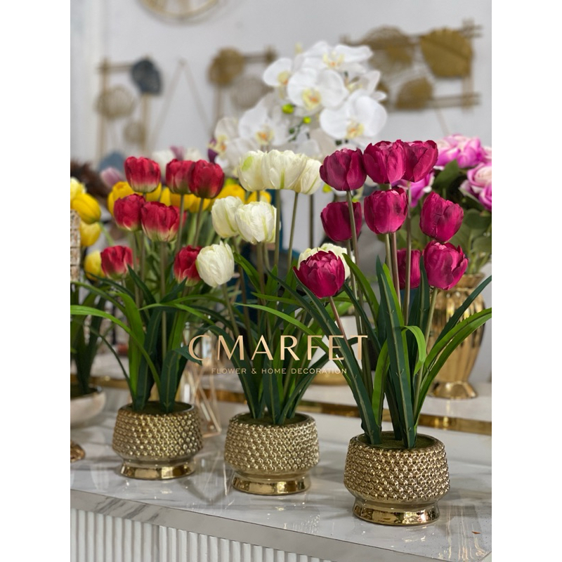 bunga tulip import dengan vas keramik gold dan vas putih plastik