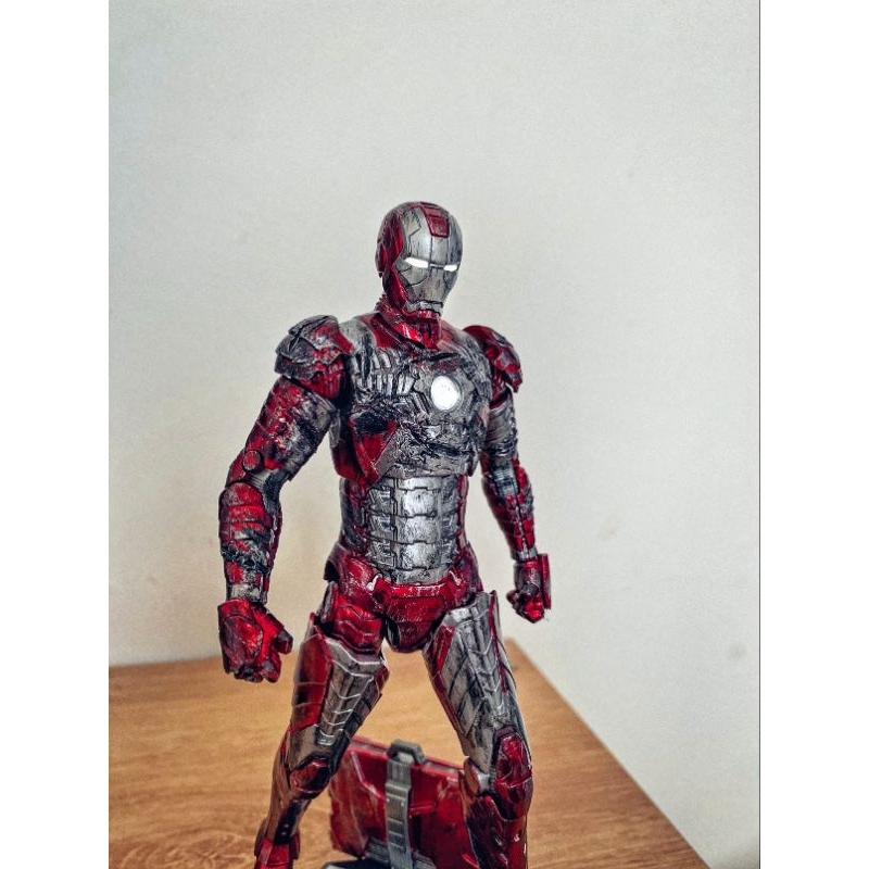 zd toys Iron man Mark 5 battle damage led