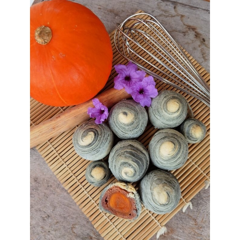 

Taiwan mooncake thousand layers (isi telur asin) bahan PREMIUM