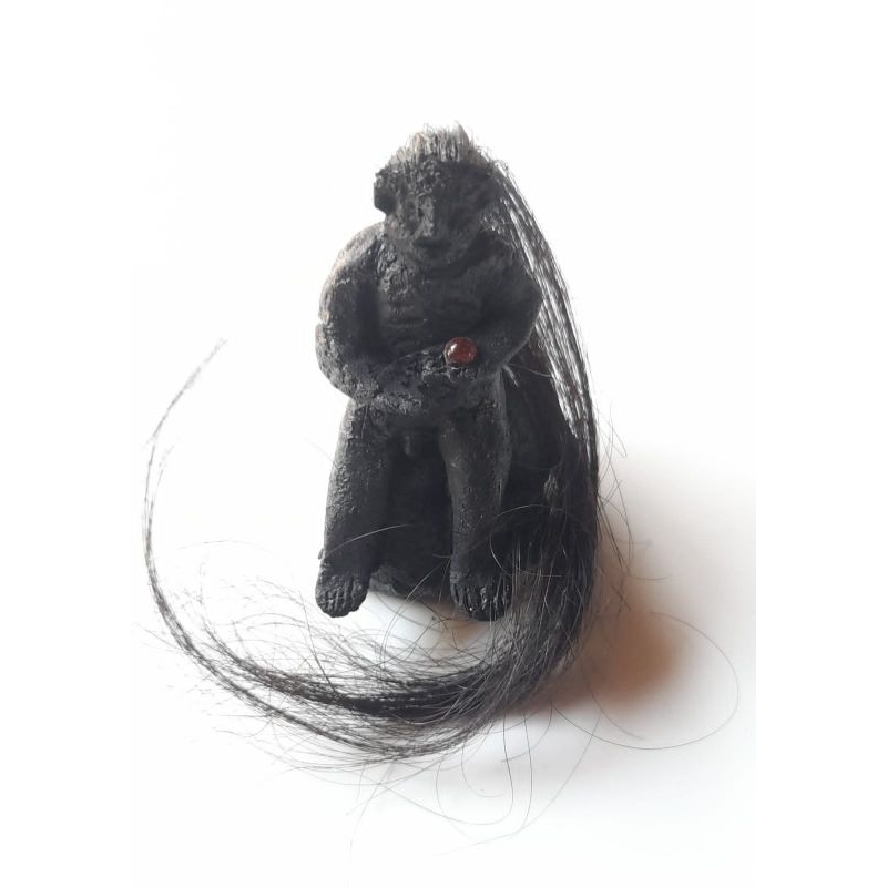 Golek kencana pegang batu