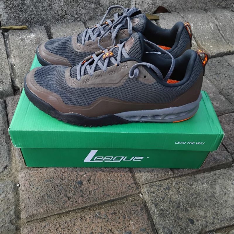 CUCI GUDANG  SEPATU OUTDOOR LEAGUE