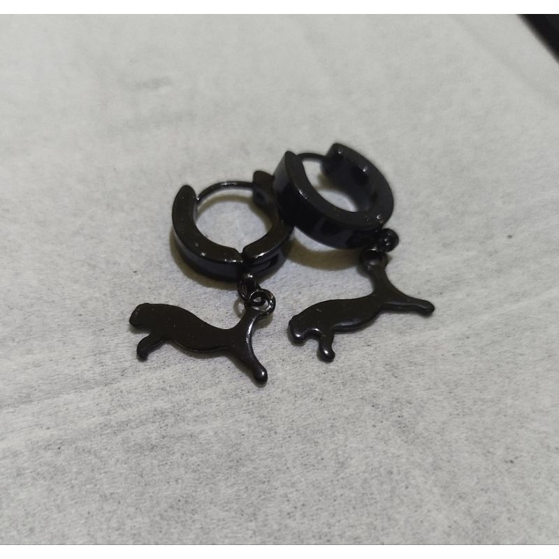anting tindik singa hitam