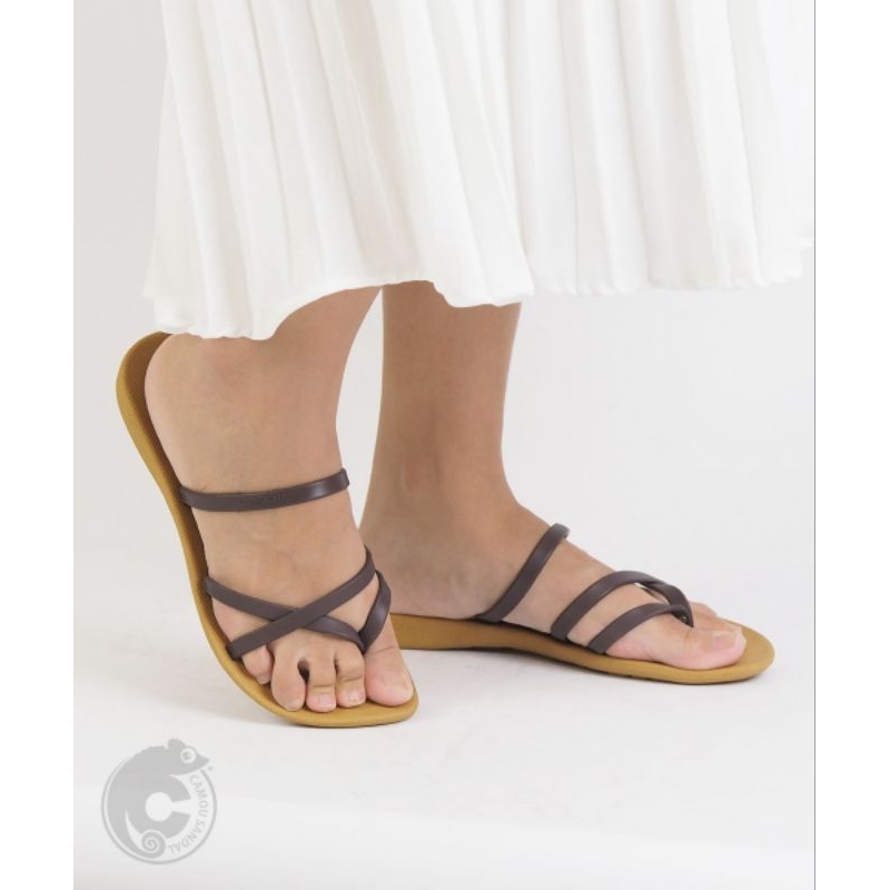 Jeany Banana Sandal wanita Dari bahan perpaduan karet dan plastik