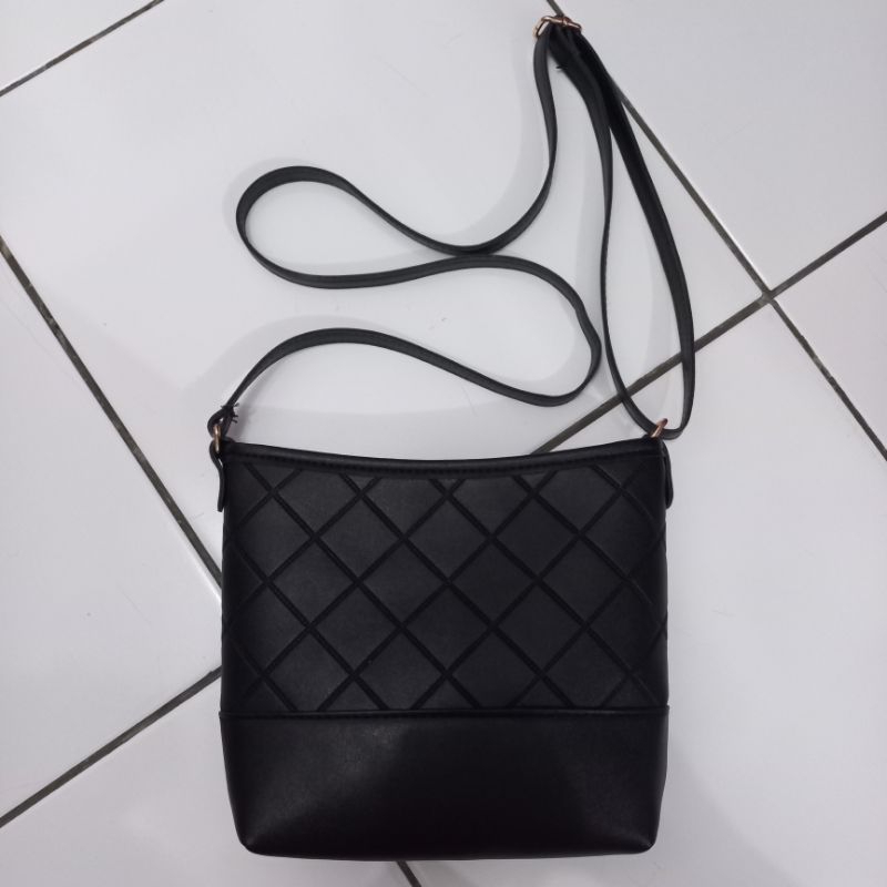 Miniso Tas Selempang Hitam