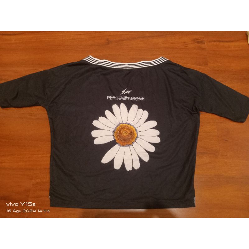 kaos motif bunga Daisy