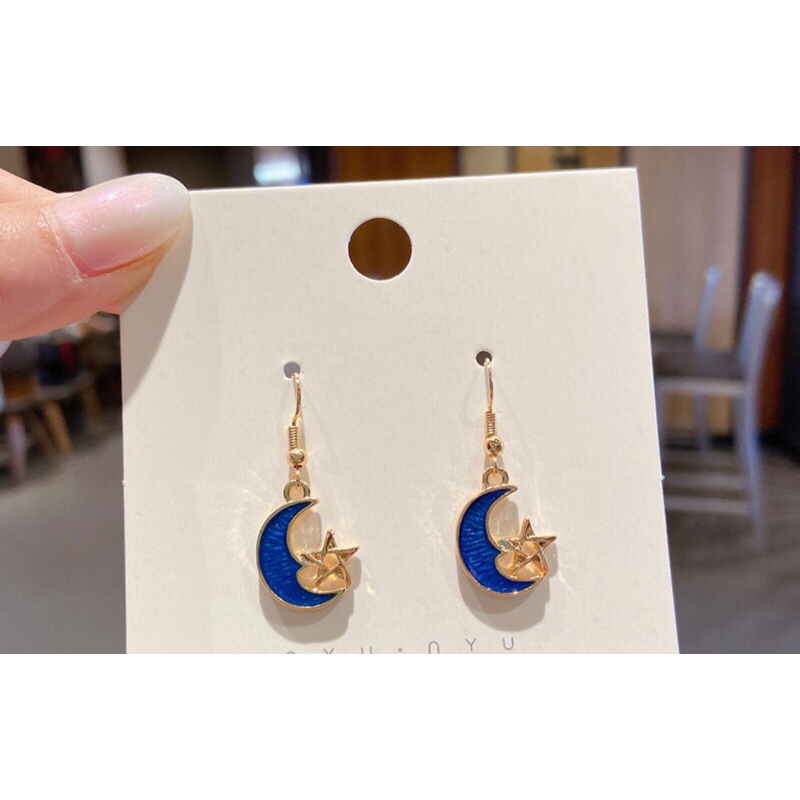 Anting sabit biru panjang dihiasi bintang