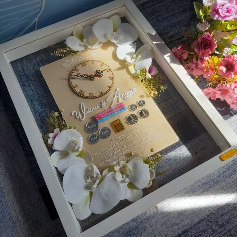 mahar akrilik dengan jam