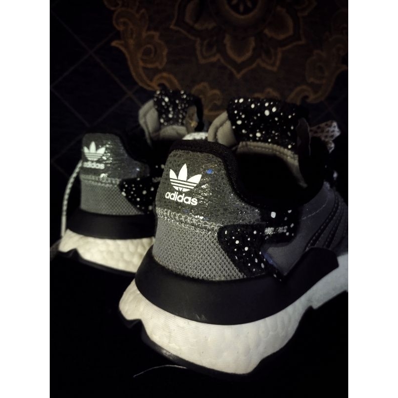 sepatu olahraga Adidas