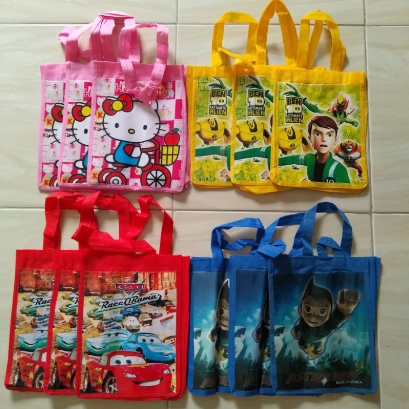 

Paket 12 Pcs Tas Hampers Goodie Bag Snack Souvenir Ulang Tahun Hadiah Pesta Ultah Anak Merah Kuning Biru Pink Hello Kitty Astro Boy Ben10 Car Mobil