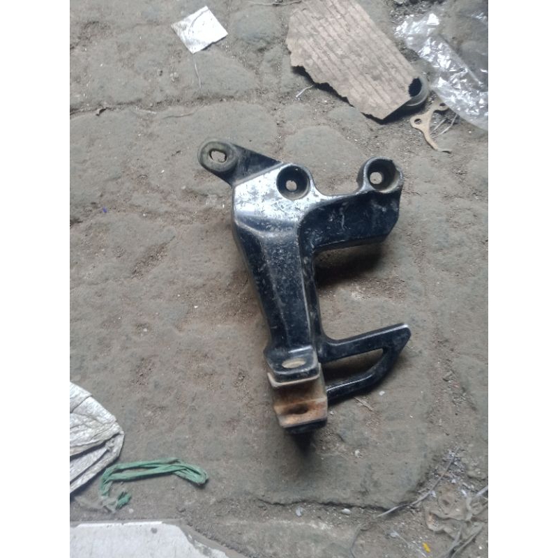 bustep belkang motor Jupiter Z1 WAN bagian kiri bekas coptan motor asli seken original