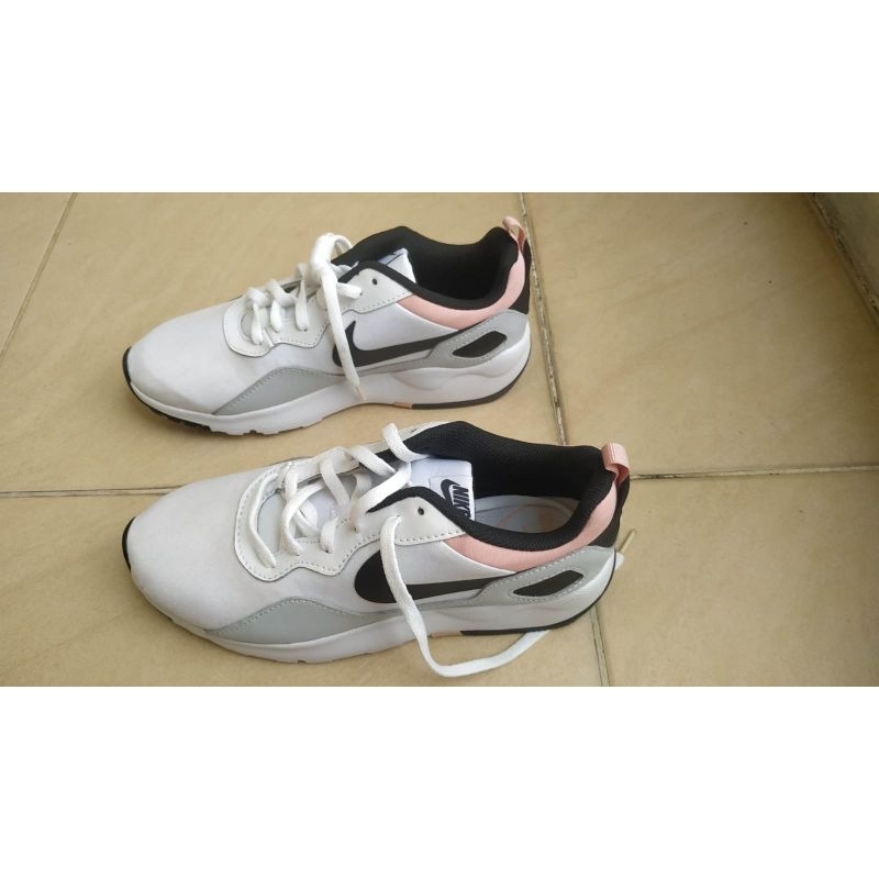 Preloved - Sepatu Wanita Nike Uk. 40 (ORI bukan KW)