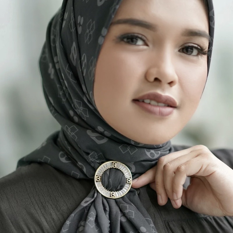 Buttonscarves Monogram Carved Ring Brooch - Gold, Fesyen Wanita, Aksesoris  di Carousell