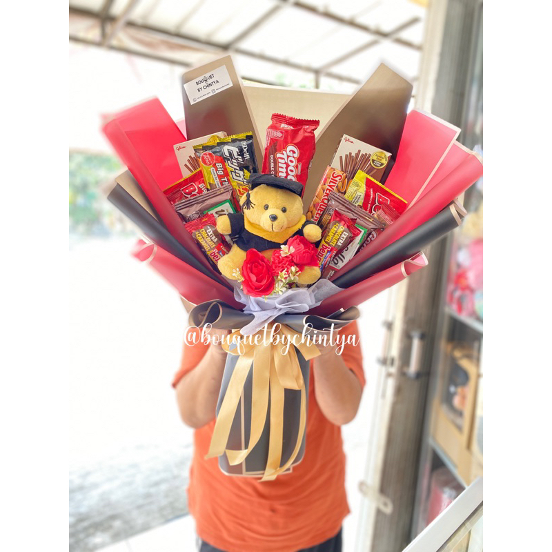BUKET WISUDA BONEKA TOGA BUKET SNACK JUMBO KADO HADIAH ULANG TAHUN SEMPRO GRADUATION