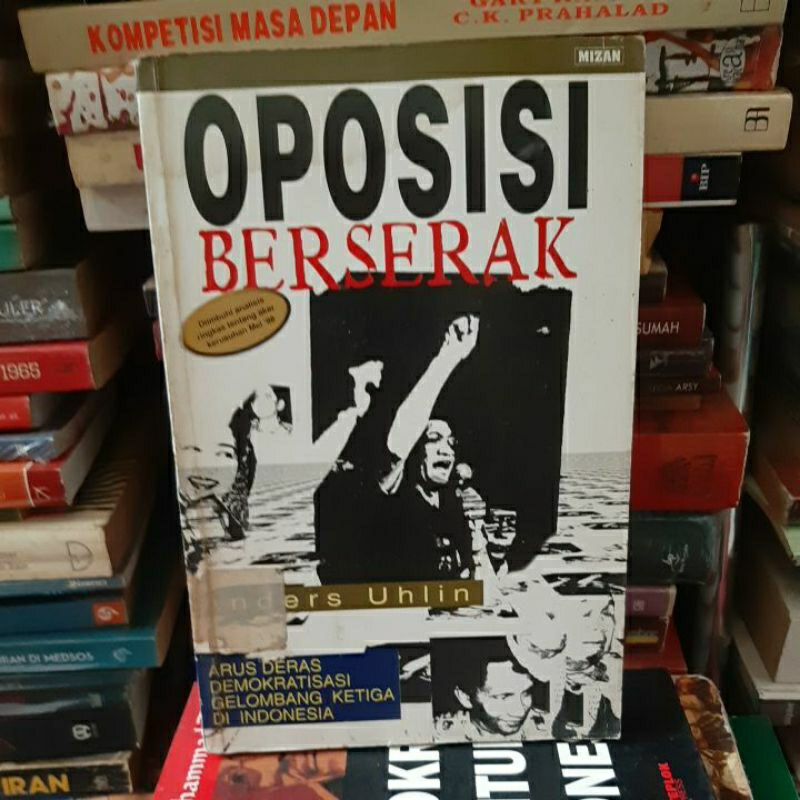 Buku Oposisi berserak. Arus demokratisasi gelombang ketiga di Indonesia. Anders Ulin.