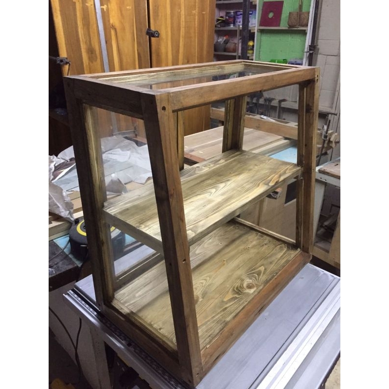 pesanan etalase kayu