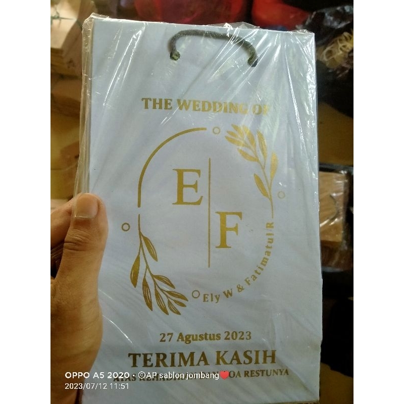 

Paperbag Wafer Putih Sablon Gold|Paperbag Costum Wedding