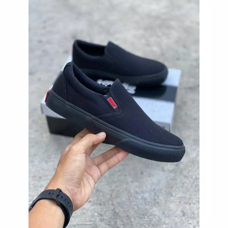 Sepatu Warior Slip On Arthur All Black - Sepatu Pria dan Wanita Original Casual Canvas Sneakers Full