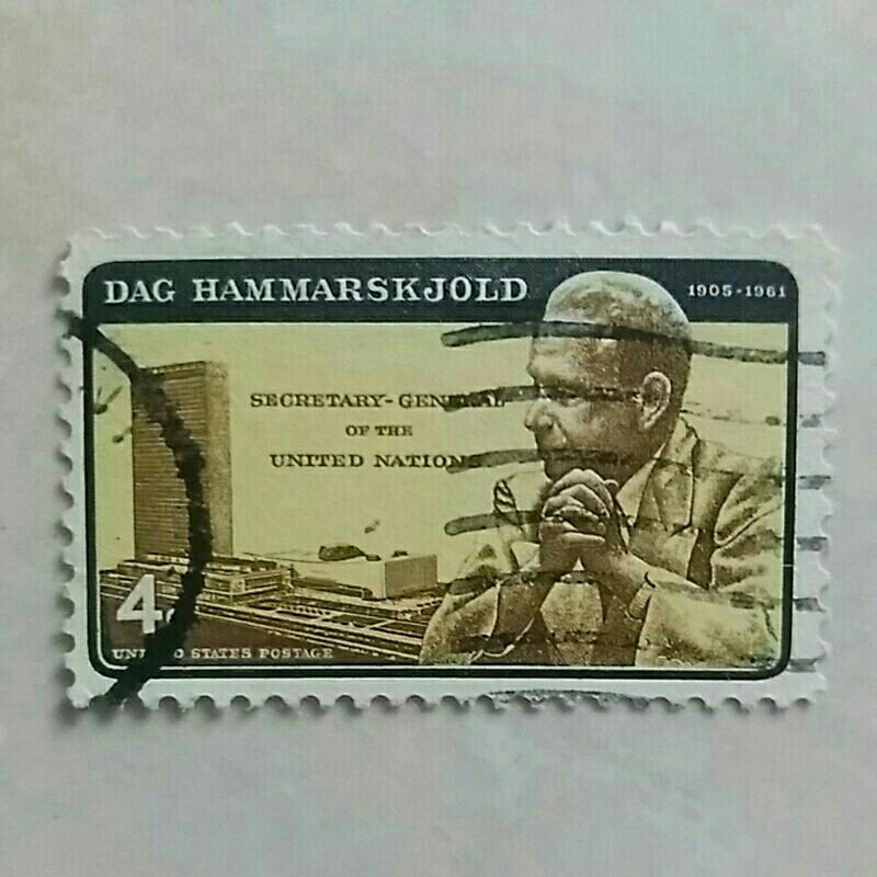 

(AA) Perangko Amerika Serikat 1962 Amerika Serikat: UN Headquarters and Dag Hammarskjold, UN Sec. Gen., 1953-61 4c Used