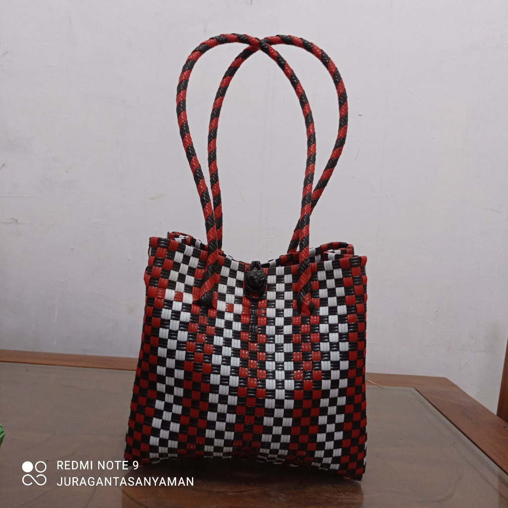 Tas Wanita Merah putih hitam anyaman rotan sintetis Motif Cantik by Juragan Tas Anyaman