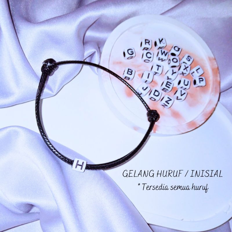 ( Beerrysaa ) GELANG HURUF KOTAK DADU PUTIH Huruf depan | Tersedia semua huruf A-Z | Gelang huruf / 