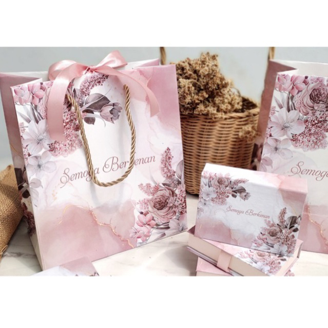 

SET HARD BOX + PAPERBAG exclusive untuk Hadiah Gift