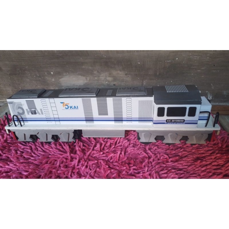 Miniatur Kereta Api Indonesia / Lokomotif bahan kayu, ramah lingkungan tipe CC201 (Garis Biru)