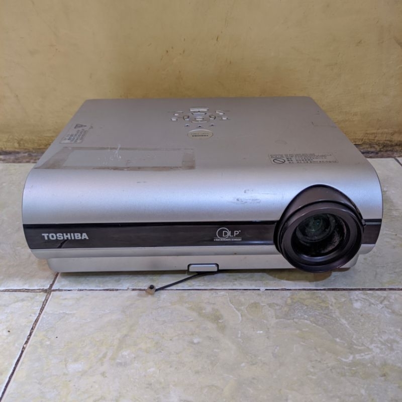 PROYEKTOR DLP PROJECTOR TOSHIBA MODEL TDP-T40 LENSA PROJECTOR