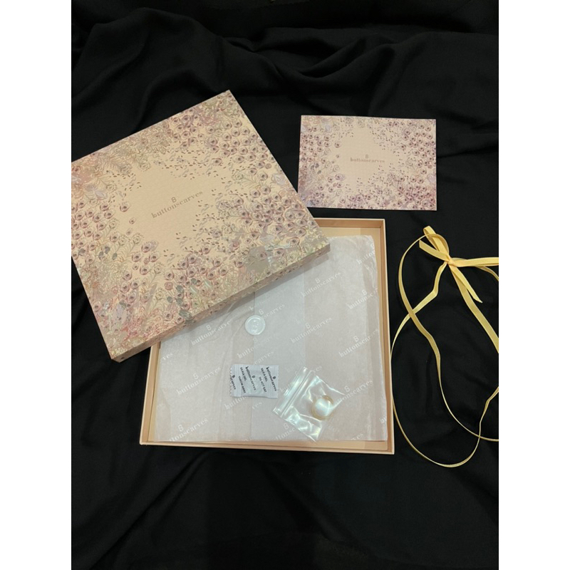 

Kotak/Box Buttonscarves The Ederra dan Kotak/Box Buttonscarves The Granade