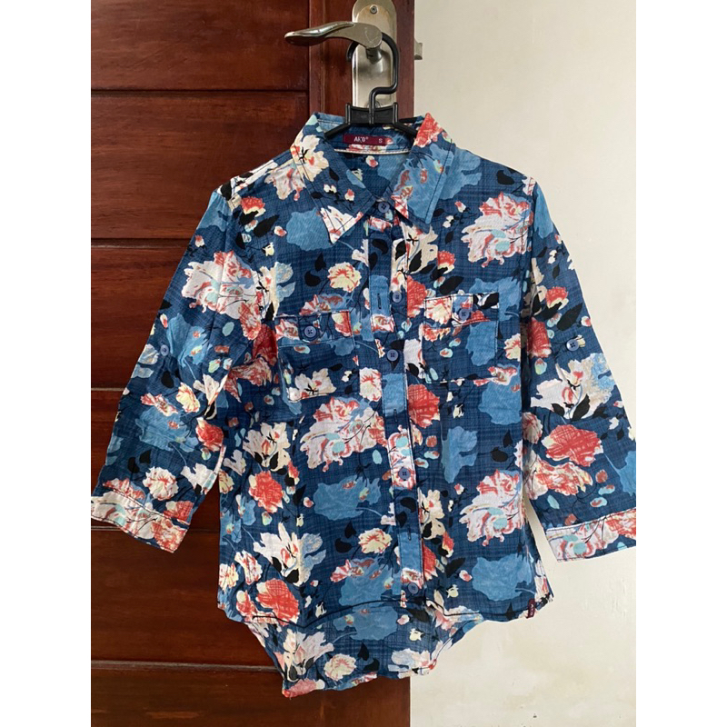 kemeja motif bunga brand AKO size S (preloved)